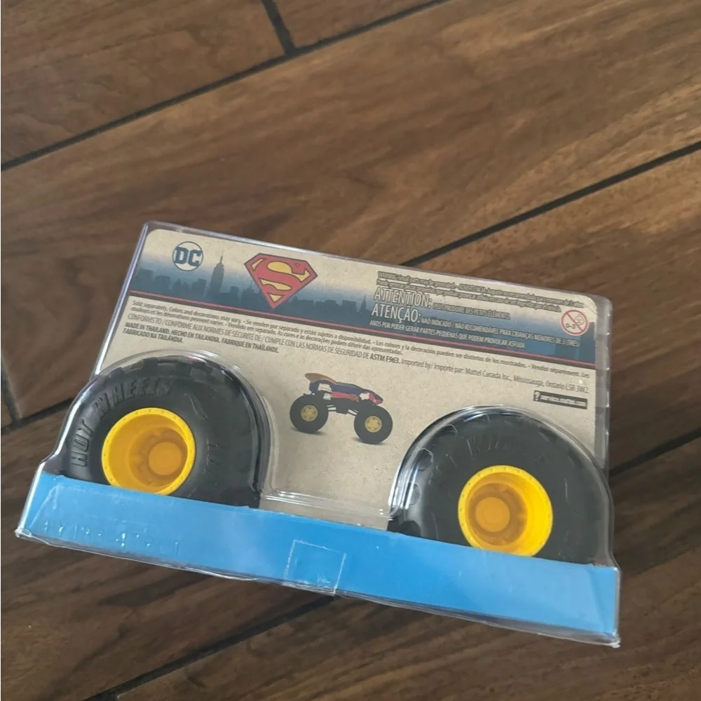 HOT WHEELS Monster Trucks Oversized Die Cast Superman